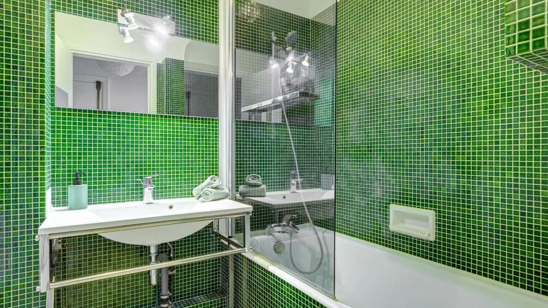 Lejlighed St Germain & Le Bon Marche With Balcony - Cityapartmentstay Paris